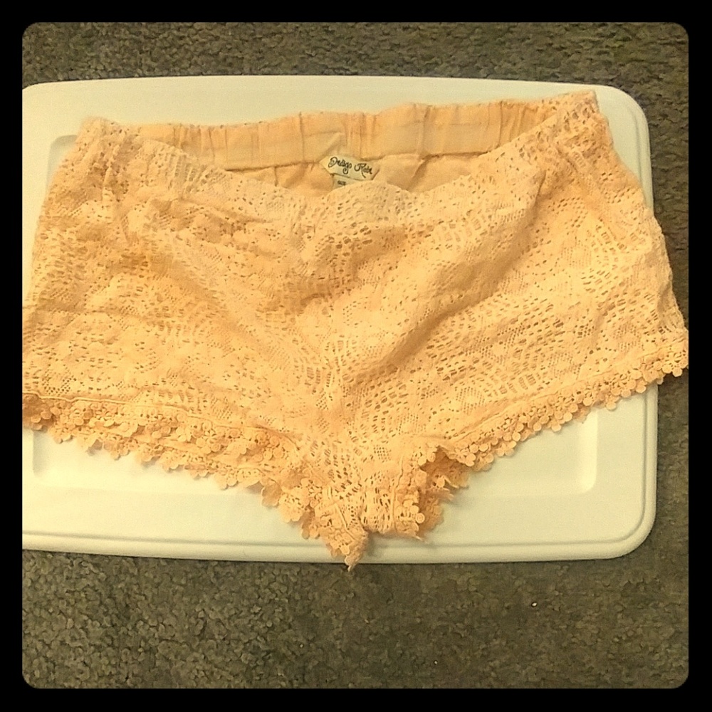Indigo Rein Cotton Lace Shorts in Peach